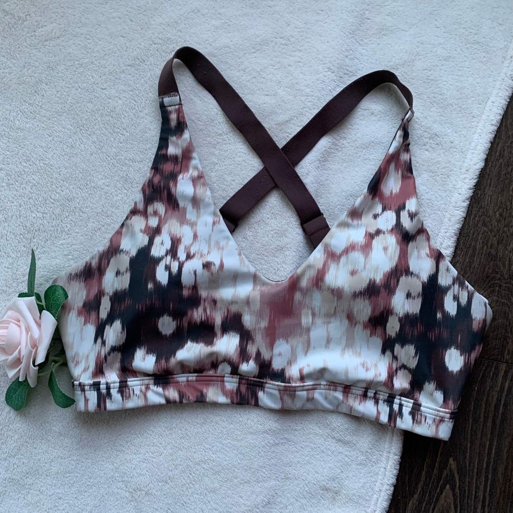 Aerie OFFLINE Shine Strappy Back Sports Bra in Coco Cream